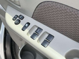 前後のパワーウインドウが装備されていますのでとても便利ですね。電動格納ドアミラーも装備しておりますのでご安心ください。