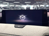 【12.3インチマツダコネクト】車内の雰囲気にマッチした大型ディスプレイ。スマホ接続でのナビ使用やBluetooth再生等、様々な機能が楽しめます。直感的なダイヤル操作が可能で、使い勝手も良好です。
