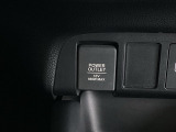 【アクセサリーソケット(電源ソケット)】電源からケーブルをつなげば、スマートフォンなどの電子機器の充電などを行うことができます。ゲーム機器や、カメラの充電にも便利ですね。