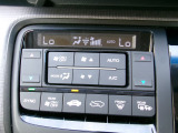 オートエアコンは左右席で独立温度コントロールが可能です。運転席はキンキンに冷やして助手席はマイルドにと言った設定が可能です。暑さ寒さでケンカすることもなくなりますね。