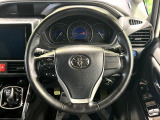 インテリアに合わせたデザインのステアリングは、運転される方のことも考え、運転しやすい形状、大きさです。是非一度、実際に触ってお確かめください。