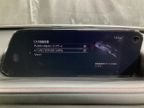カメラが車線を認識してはみ出しそうになるとステアリングアシストが介入するレーン・キープ・アシストシステムを装備しております。お好みで作動・非作動の設定も可能です。