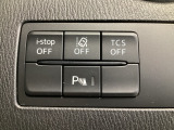 運転席脇のクラスタースイッチ部分にはパーキングセンサー、アイドリングストップOFF、その他走行系スイッチを集中配置しております。