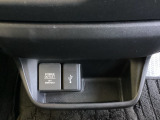 USB入力端子付いています。USBメモリを接続して音楽ファイル、画像ファイル、動画ファイルなどをナビ画面で楽しめます ※一部のディスプレイオーディオ、CDチューナーの場合は音楽ファイルのみとなります