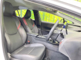 運転席まわりには十分なスペースがあり、大柄な方でもゆったり運転していただける環境です。