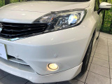 【LEDヘッドライト】悪天候や夜間走行時も良好な視界を確保し安心して運転できる高輝度LEDヘッドライトを装備!点灯速度が早く、消費電力も抑えられています。