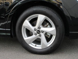 全車両に標準装備の純正アルミホイールは、純正ならではのバランスの良いデザインと、走行安定性をお楽しみ頂けます。