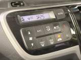 【オートエアコン】一度お好みの温度に設定すれば、車内の温度を検知し風量や温度を自動で調整。暑い&hellip;寒い&hellip;と何度もスイッチ操作をする必要はありません。快適な車内空間には必須の機能ですね♪