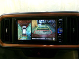 バックモニター付。車両後方の映像をナビ画面に表示し、駐車などの後退操作をサポートします。