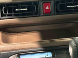 手の届くところにスマートフォンが置けるインパネセンタートレイ