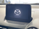 【8インチマツダコネクト】車内の雰囲気にマッチした大型のディスプレイ。スマホ接続でのナビ使用やBluetooth再生等、様々な機能が楽しめます。直感的なダイヤル操作が可能で、使い勝手も良好です。