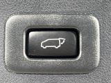 【パワーバックドア】スマートキーや運転席のボタンを押すだけでリアゲートが自動で開閉します!荷物を持っている時や、高い位置にあるバックドアを閉める際に便利な機能です♪