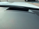 カラーヘッドアップディスプレイ(走行に必要な情報をフロントガラスに映し出します)