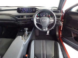 革巻きステアリングで快適な操作性の運転席です。