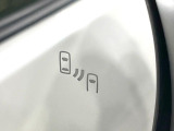 【ブラインドスポットモニター】走行中、ドアミラーの死角になりやすい箇所に後続車が接近するとサイドミラーのレンズに警告を表示!ドライバーに注意喚起をしてくれます。