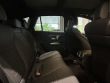 メルセデスのシートは少し硬めになっております。長時間の運転の際、適度な反発があることでお尻や腰の負担を減らす効果が御座います。