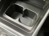 運転席でも助手席でも使いやすいドリンクホルダーです