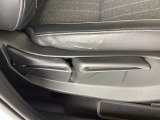 シートリフター装備。運転席の高さを調整する機能