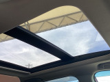 開放感あふれる 電動パノラミックサンルーフ を装備。明るい光が差し込み、車内がより広く感じられます。