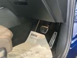 【ペダル】BMWはオルガン式アクセルペダルを採用しています。踏み込む足とペダルが同じ軌跡を描くため、かかとがずれにくく、アクセルコントロールがよりしやすくなるメリットがあります。