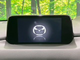 【8インチマツダコネクト】車内の雰囲気にマッチした大型のディスプレイ。スマホ接続でのナビ使用やBluetooth再生等、様々な機能が楽しめます。直感的なダイヤル操作が可能で、使い勝手も良好です。