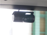 ◆車内カメラ◆前方・後方はもちろん、車内向きのカメラでも記録。左右をワイドに撮ることができ、幅寄せや側面衝突、威圧的なドライバーの危険行為など、クルマ周囲のトラブルもしっかり記録できます。