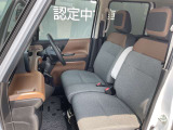 助手席の足元も広くゆったりとした空間になっております♪
