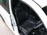 程よい硬さとホールド性が高いシートで長時間運転も快適です。