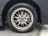 【純正アルミホイール】です!車両デザインに合わせてホイールをデザインしているため、見た目にもカッコイイアルミホイール♪洗車もラクチンで錆びません。