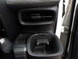 運転席のカップホルダーはエアコンの吹き出し口にありますので冷やしたり温めたりすることが出来ます☆
