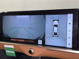 パノラミックビューモニターを装備。駐車場や交差点でクルマを真上から見るように周囲を確認できます。機能の詳細は販売店スタッフまでおたずねください。