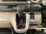 CVT車のセレクトレバーです。低速から高速まで、変速ショックのないスムーズな走りと、エンジン効率のよい領域を維持して燃費にも貢献します。サイドブレーキはスイッチ操作の電子制御パーキングブレーキです。