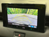 【バックカメラ】駐車時に後方がリアルタイム映像で確認できます。大型商業施設や立体駐車場での駐車時や、夜間のバック時に大活躍!運転スキルに関わらず、今や必須となった装備のひとつです!