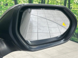 【ブラインドスポットモニター】走行中、ドアミラーの死角になりやすい箇所に後続車が接近するとサイドミラーのレンズに警告を表示!ドライバーに注意喚起をしてくれます。