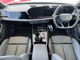 Audiのインテリアはエクステリア同様、優れたデザイン性とクオリティ、そして機能性を兼ね備えております。