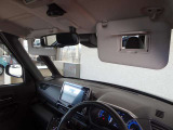 運転席・助手席ともにバニティミラーがあり身だしなみチェックに役立ちます。