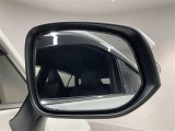ブラインドスポットモニター(BSM)を装備しています。隣を走る車両が死角に入るとミラー内LEDインジケーターが点灯。さらに、ウィンカーを出すとインジケーターが光って点滅して注意を促してくれます。