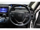運転中もハンドルでの操作が可能です。特に高速道路等の目が離せない運転時には、便利さだけでなく、安全性も兼ね備えております。