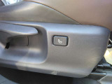運転席の背もたれを電動で操作できます。