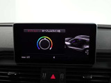 車内のインテリアライトをドライブシーンに合わせてチェンジできるマルチカラーアンビエントライトが装備されております。夜間のドライブが楽しくなること間違いございません。