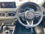【運転席インテリアデザイン】左右対称のインテリアデザインでドライバーを包み込み運転に集中できるように設計されています。