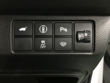 パーキングセンサーや横滑りを防ぐVSA等のスイッチ類は運転席の右側、手の届きやすい位置にあります。