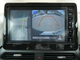 ギアを『R』に入れた後、カメラボタンを押すと、運転席から見えない左側面をナビ画面にうつしてくれるので、幅寄せや縦列駐車がし易くなります。