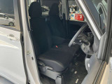 運転席まわりです。運転席からの視界が左右に広く隅々まではっきりと見渡せます!クルマの前端も把握しやすく安心して運転できます!