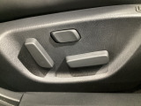 運転席にはパワーシートを装備!シート位置を記憶するメモリー機能付きなのでご夫婦で2名分セットすると便利です♪