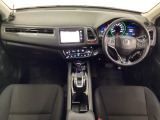 車内は光触媒抗菌消臭施工済です。インパネ周りはスタイリッシュなデザインです。グローブボックスやカップホルダーのほかにトレーなどたくさんの収納スペースが付いています。