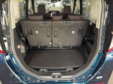 トランク収納スペースをご確認ください。荷物の積み下ろしがしやすい広さを確保しており、日常使いからレジャーまで幅広く活用できます。