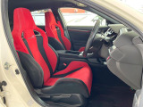 【専用スポーツシート】ホールド性に優れ、カーブ時の体が流れを抑制してくれます。また、体にフィットするから腰や背中が疲れにくく、ロングドライブや高速走行でも快適にお過ごしいただけます♪