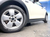 ●純正15インチアルミホイール:輸入車ならではの卓越した走りを支えるホイールと足回りです!日本車の走りに慣れている方にもぜひ体感して頂きたいほど、高いレベルでまとまっています!