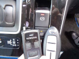 オートブレーキホールド機能は運転者のブレーキ操作によって停車した際に自動的にブレーキ力を保持する機能です。ブレ-キ力が保持されているときにアクセルペダルを踏むと自動的にブレ-キが解除され発進する事が出来